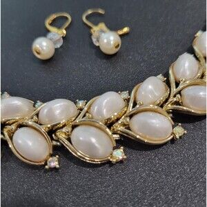 Vintage Lisner Pearl Like Thermoset Bracelet with Faux Pearl Earrings